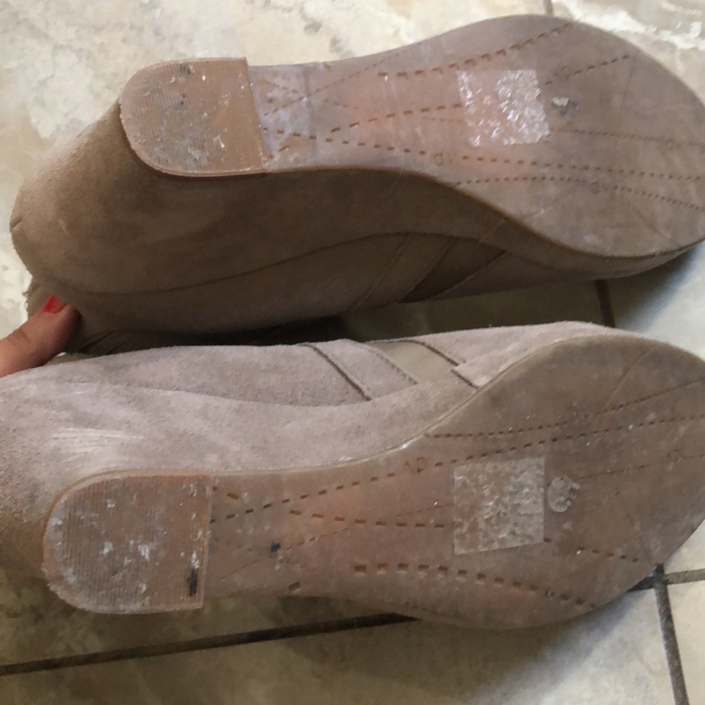 Dolce Vita suede Chelsea wedge booties, fall and spring booties neutral - Picture 11 of 12